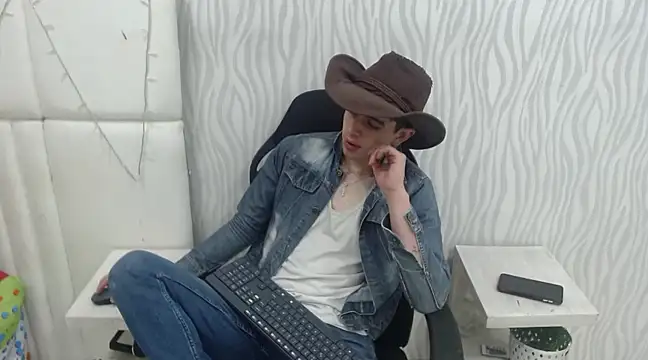 Snapshot of star_boyxx chatting on 03/01/25, 01:29 star boyxx online show from 03/01/25, 01:29