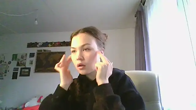 Snapshot of Glitter_Doll chatting on 03/05/25, 12:00 Glitter Doll online show from 03/05/25, 12:00