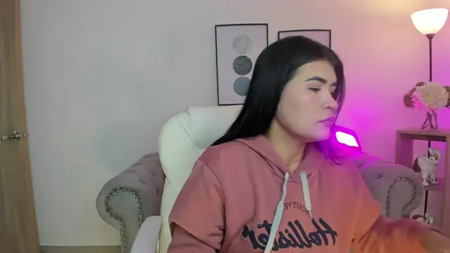 Snapshot of Corina_White chatting on 11/11/25, 12:38 Corina White online show from 11/11/25, 12:38