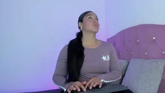Catalina Bustos online show from 09/27/25, 10:26