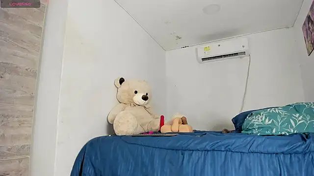 flor herrera01 online show from 11/13/25, 07:46