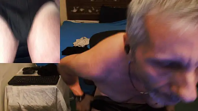 Snapshot of maxdaddy690 chatting on 09/13/25, 09:03 maxdaddy690 online show from 09/13/25, 09:03
