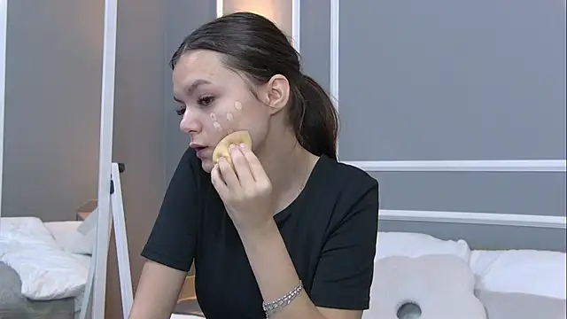 Snapshot of AsterQuinn chatting on 10/25/25, 03:40 AsterQuinn online show from 10/25/25, 03:40