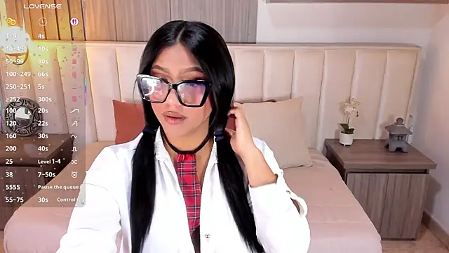 Snapshot of Nicoll_Evans_ chatting on 10/17/25, 01:14 Nicoll Evans online show from 10/17/25, 01:14