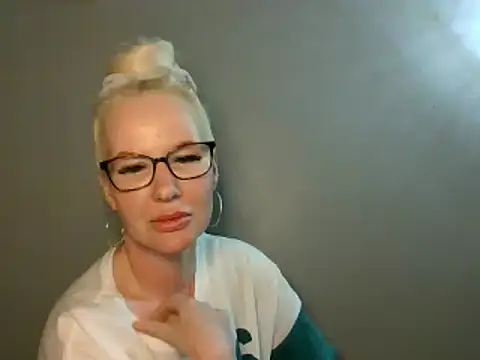 Snapshot of Blonde-Grace chatting on 09/19/25, 01:18 Blonde-Grace online show from 09/19/25, 01:18