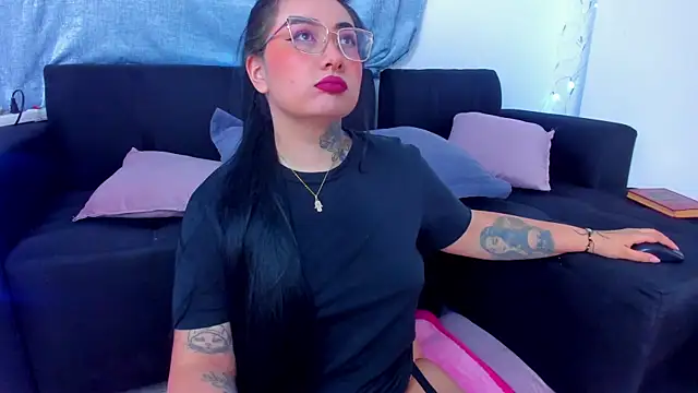 Snapshot of Curvybaddie99 chatting on 11/06/25, 02:34 Curvybaddie99 online show from 11/06/25, 02:34