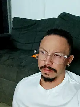 Snapshot of locofelp chatting on 11/23/25, 04:23 locofelp online show from 11/23/25, 04:23