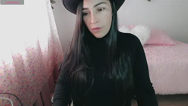 Snapshot of luna_lgomez_ chatting on 11/11/25, 12:38 luna lgomez online show from 11/11/25, 12:38