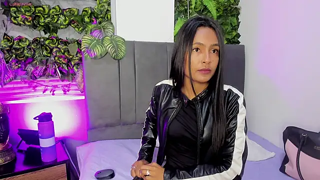 Fernanda liie  online show from 10/28/25, 12:30