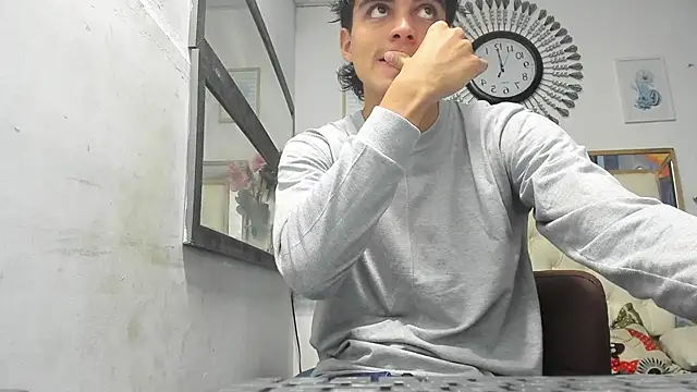 Snapshot of heiker_ chatting on 03/17/25, 01:35 heiker online show from 03/17/25, 01:35