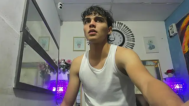 Snapshot of heiker_ chatting on 03/18/25, 02:04 heiker online show from 03/18/25, 02:04