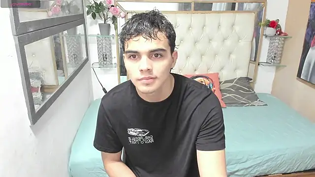 Snapshot of heiker_ chatting on 09/15/25, 10:37 heiker online show from 09/15/25, 10:37