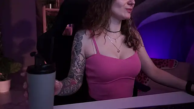 OliviaMcClean online show from 11/18/25, 05:56