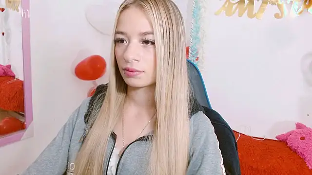 Snapshot of hannah_026 chatting on 09/13/25, 11:43 hannah 026 online show from 09/13/25, 11:43