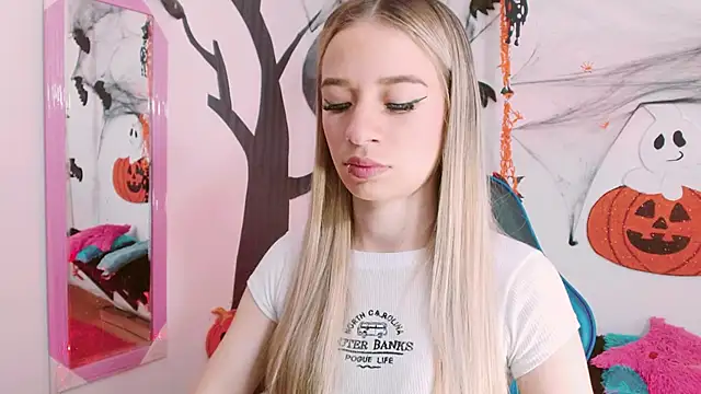 Snapshot of hannah_026 chatting on 10/20/25, 10:49 hannah 026 online show from 10/20/25, 10:49