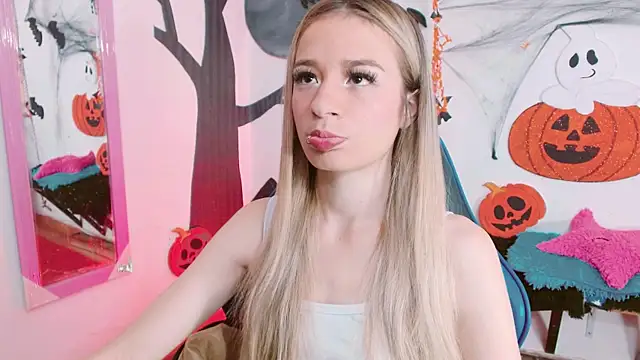 Snapshot of hannah_026 chatting on 10/23/25, 10:47 hannah 026 online show from 10/23/25, 10:47