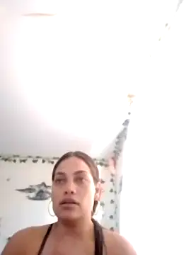 Snapshot of Ehilyn chatting on 09/15/25, 08:20 Ehilyn online show from 09/15/25, 08:20