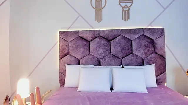 aurora collinss  online show from 11/01/25, 01:13