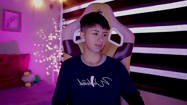 Snapshot of tommy_blue chatting on 03/14/25, 12:29 tommy blue online show from 03/14/25, 12:29