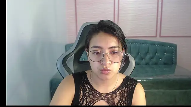 Snapshot of alexa_romero_t chatting on 09/18/25, 01:02 alexa romero t online show from 09/18/25, 01:02