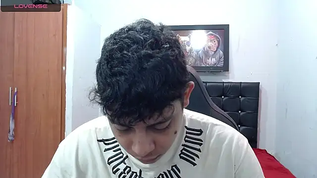 Snapshot of Alejandroo_22 chatting on 03/17/25, 04:11 Alejandroo 22 online show from 03/17/25, 04:11