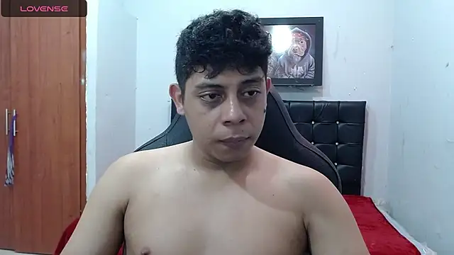 Snapshot of Alejandroo_22 chatting on 03/19/25, 08:00 Alejandroo 22 online show from 03/19/25, 08:00