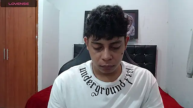 Snapshot of Alejandroo_22 chatting on 03/20/25, 06:31 Alejandroo 22 online show from 03/20/25, 06:31