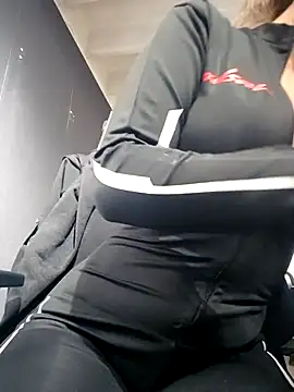 Isabella Varella online show from 09/25/25, 12:42