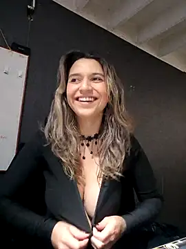 Isabella Varella online show from 10/27/25, 01:04