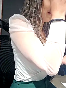 Isabella Varella online show from 10/29/25, 12:29