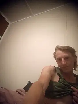 Snapshot of BlateRepulse chatting on 10/25/25, 06:35 BlateRepulse online show from 10/25/25, 06:35