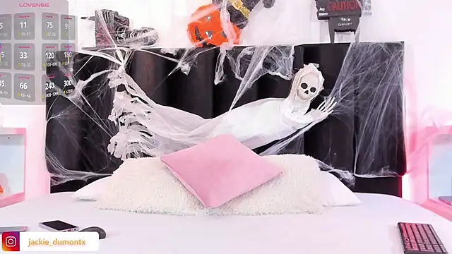 JackieDumont1 online show from 10/18/25, 06:41