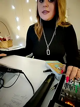 Snapshot of Juicy_PeachLux chatting on 03/12/25, 01:51 Juicy PeachLux online show from 03/12/25, 01:51