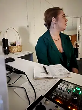 Snapshot of Juicy_PeachLux chatting on 03/16/25, 02:44 Juicy PeachLux online show from 03/16/25, 02:44