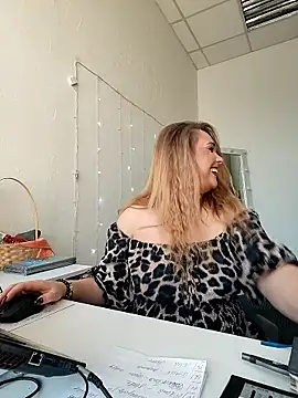 Snapshot of Juicy_PeachLux chatting on 10/08/25, 06:00 Juicy PeachLux online show from 10/08/25, 06:00