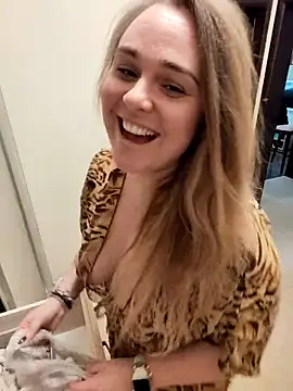 Snapshot of Juicy_PeachLux chatting on 10/10/25, 09:19 Juicy PeachLux online show from 10/10/25, 09:19