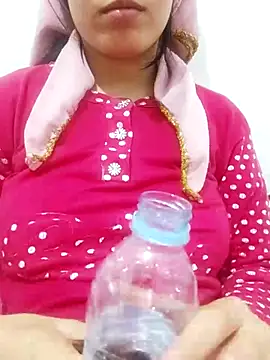 Snapshot of saraaxx1 chatting on 03/05/25, 05:18 saraaxx1 online show from 03/05/25, 05:18