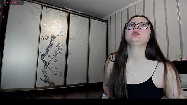 Snapshot of MiraLuccian chatting on 03/17/25, 05:49 MiraLuccian online show from 03/17/25, 05:49