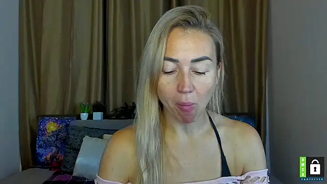 Snapshot of Kiss_julli88I chatting on 10/18/25, 05:32 Kiss julli88I online show from 10/18/25, 05:32