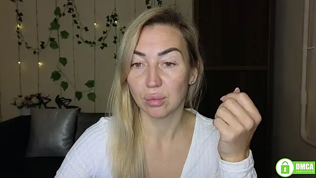 Snapshot of Kiss_julli88I chatting on 11/14/25, 06:23 Kiss julli88I online show from 11/14/25, 06:23