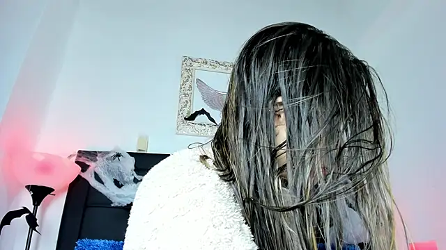 Snapshot of Lola_Blondie chatting on 10/07/25, 12:24 Lola Blondie online show from 10/07/25, 12:24