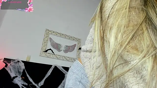 Snapshot of Lola_Blondie chatting on 10/08/25, 12:14 Lola Blondie online show from 10/08/25, 12:14