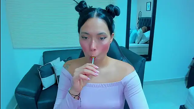  LiilyWong online show from 10/11/25, 05:17