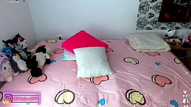 Snapshot of Malud09 chatting on 10/15/25, 01:11 Malud09 online show from 10/15/25, 01:11