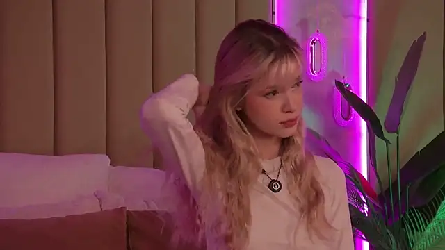 Snapshot of BellaSecrett chatting on 11/26/25, 03:51 BellaSecrett online show from 11/26/25, 03:51