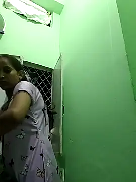 Hotty-Nidhi online show from 10/19/25, 04:51