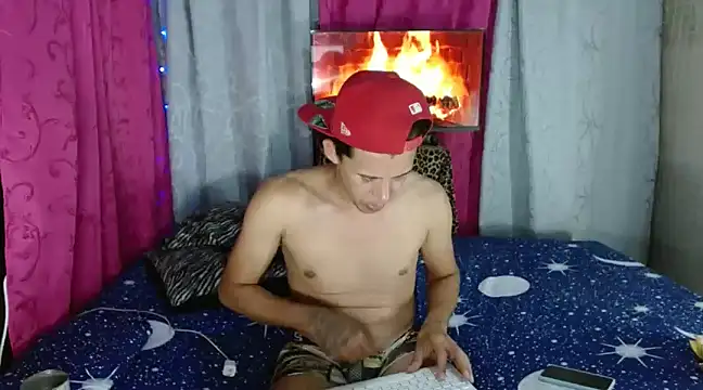 Snapshot of Hidden_Fantasies chatting on 03/16/25, 12:34 Hidden Fantasies online show from 03/16/25, 12:34