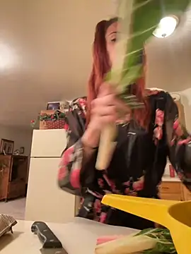 Snapshot of SusieandLacey chatting on 10/23/25, 12:32 SusieandLacey online show from 10/23/25, 12:32