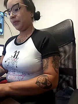 Snapshot of IsisBathory chatting on 03/18/25, 01:10 IsisBathory online show from 03/18/25, 01:10