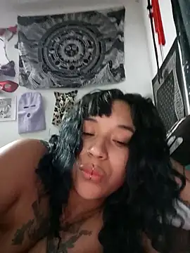 Snapshot of IsisBathory chatting on 03/18/25, 11:31 IsisBathory online show from 03/18/25, 11:31